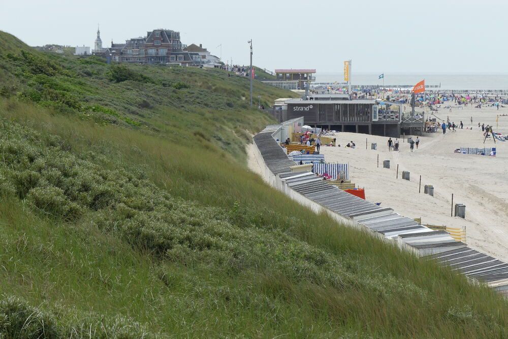 Strand en duinen van Domburg met badhotel op de achtergrond