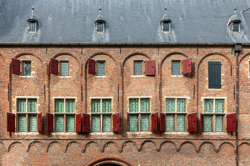 De gevel met rode luiken van de Abdij van Middelburg